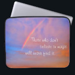 Housse Pour Ordinateur Portable Orange Blue Rainbow Sunset Photo Croire en la magi<br><div class="desc">"Ceux qui ne croient pas à la magie ne la trouveront jamais." Laissez-vous inspirer par cette photo de motivation manche d'ordinateur portable en néoprène d'un arc-en-ciel niché dans un coucher de soleil bleu, rose et orange doux. Cette pochette pour ordinateur portable est disponible en trois tailles : 15", 13" et...</div>