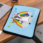 Housse Pour Ordinateur Portable Ordinateur portable personnalisé Dabbing Unicorn R<br><div class="desc">Cette conception a été créée par art numérique. Elle peut être personnalisée en cliquant sur le bouton personnaliser et en modifiant la couleur, en ajoutant un nom, des initiales ou vos mots préférés. Contactez-moi à l'adresse colorflowcreations@gmail.com si vous souhaitez que ce design soit disponible sur un autre produit. Achetez ma...</div>