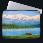 Housse Pour Ordinateur Portable Orignal mâle dans le Wonder Lake<br><div class="desc">Wonder Lake,  orignal mâle se nourrissant de végétation,  montagnes d'Alaska à l'arrière-plan,  parc national Denali,  Alaska</div>