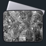 Housse Pour Ordinateur Portable Ornements Disco Ball<br><div class="desc">Des ornements de boules disco de différentes tailles forment un tas chaotique dans cette photo unique en noir et blanc. Les boules de miroirs brillantes reflètent la lumière vive ou les ombres sombres de chacune de leurs petites facettes en miroir. Les ornements de boules de parties scintillant reposent sur des...</div>