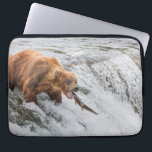 Housse Pour Ordinateur Portable Ours brun attrape un saumon rouge<br><div class="desc">Les ours bruns pêchent le saumon rouge aux chutes de la rivière Brooks,  parc national de Katmai,  sud-ouest,  Alaska.</div>