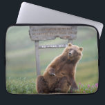 Housse Pour Ordinateur Portable Ours Grizzly Joue Avec Un Panneau<br><div class="desc">Ours grizzly gratte un panneau routier à Sable Pass,  Parc national Denali,  Alaska</div>