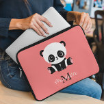 Housse Pour Ordinateur Portable Panda à assise mignonne Monogramme Saumon personna<br><div class="desc">Un mignon ours de panda assis par terre sur un arrière - plan saumon. Personnalisez avec votre monogramme et nom ou supprimez du texte dans les zones de texte sans nom.</div>