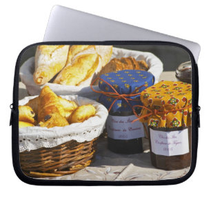 Housse Pour Ordinateur Portable Panier avec croissants et pains au chocolat.