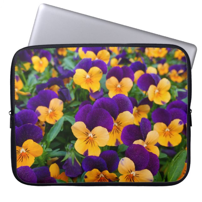 Housse Pour Ordinateur Portable Pansy Bloom : Garden Beauty Gros plan. (Devant)