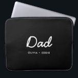 Housse Pour Ordinateur Portable Papa moderne | Fête des pères de noms d'enfants No<br><div class="desc">Simple, élégant papa personnalisé citation design dans une typographie manuscrite contemporaine dans un style minimaliste moderne sur un arrière - plan noir qui peut facilement être personnalisé avec votre nom d'enfant ou message personnel. Le cadeau parfait pour votre père spécial pour son anniversaire, sa fête des pères ou juste parce...</div>