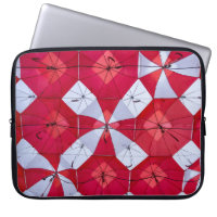 Parapluies ouverts rouges et blancs