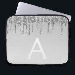 Housse Pour Ordinateur Portable Parties scintillant d'argent et monogramme étincel<br><div class="desc">Parties scintillant à gouttes d'argent et Coque de monogramme élégant étincelant. Ce coque peut être customisé pour inclure votre nom initial et prénom.</div>