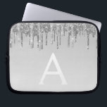 Housse Pour Ordinateur Portable Parties scintillant d'argent et monogramme étincel<br><div class="desc">Parties scintillant à gouttes d'argent et Coque de monogramme élégant étincelant. Ce coque peut être customisé pour inclure votre nom initial et prénom.</div>