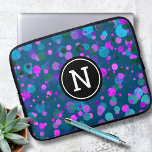 Housse Pour Ordinateur Portable parties scintillant de confetti bleu pourpre point<br><div class="desc">Des points de confettis bleus, violets, roses et verts brillamment turquoise sur un arrière - plan turquoise foncé ornent cette pochette d'ordinateur portable monogramed chic et moderne. Fait une déclaration amusante et élégante chaque fois que vous l'utilisez. Cette pochette pour ordinateur portable est disponible en trois tailles : 15", 13"...</div>