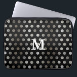 Housse Pour Ordinateur Portable Parties scintillant en argent Faux et point Polka<br><div class="desc">Décorez votre ordinateur avec cette pochette d'ordinateur pointé et mignon en faux argent et en pois noir. Ajoutez votre initiale pour un monogramme ou supprimez-la uniquement pour le design.</div>