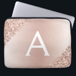 Housse Pour Ordinateur Portable Parties scintillant métallique rose rose vierge Mo<br><div class="desc">Parties scintillant en métal rose et  en métal brillant et Coque Monogramme moderne et élégant. Ce coque peut être customisé pour inclure votre nom initial et prénom et fait un grand cadeau de Noël ou de 16 Anniversaire doux.</div>