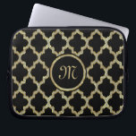 Housse Pour Ordinateur Portable Parties scintillant or Faux Quatrefoil Ikat Motif<br><div class="desc">Faux or et diamants parties scintillant quatrefoil Ikat motif géométrique sur l'arrière - plan noir personnalisé changeable sur le site. Les tons généraux pastel. plusieurs combinaisons de couleurs sont disponibles et beaucoup peuvent être créés sur le site. Si vous avez besoin d'aide pour customiser un de mes designs, contactez le...</div>