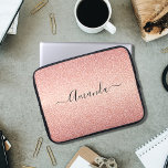 Housse Pour Ordinateur Portable parties scintillant or rose nom étincelant<br><div class="desc">Fille et élégant. Un motif de parties scintillant faux dégradé d'or rose. Personnalisez et ajoutez votre nom. Le nom est écrit avec un script de style moderne écrit à la main. Lettres de couleur or rose foncé. Pour que les swashes ne suppriment que le nom de l'échantillon, laissez les espaces...</div>