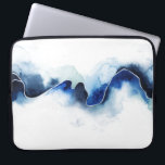 Housse Pour Ordinateur Portable Pause glaciaire<br><div class="desc">Glacial Break III par Grace Popp. Ligne bleue épaisse et éclatante faite dans les tons bleu foncé contre un arrière - plan blanc contraignant.</div>