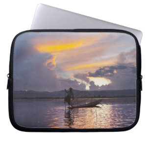 Housse Pour Ordinateur Portable Pêcheur Intha en barque à rames à jambes pêchant a