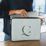 Housse Pour Ordinateur Portable Personnalisé Initial l Élégant Classy Green Monogr<br><div class="desc">Ajoutez votre monogramme initial Manche pour ordinateur portable doux et vert Ce manchon pour ordinateur portable est fait d'un matériau doux et léger qui offre à votre ordinateur portable une protection maximale. Il a également un design élégant et élégant avec une lettre monogramme de votre choix, ce qui le rend...</div>