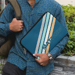Housse Pour Ordinateur Portable Personnalisé Turquoise Turquoise bleu gris jaune G<br><div class="desc">Décor motif coloré contemporain rétro en diagonale ocre jaune, ivoire, pastel aqua turquoise vert et rayures grises sur un arrière - plan bleu turquoise. Avec l'option de customiser ou de personnaliser avec le monogramme ou les initiales de votre choix. Belle couverture moderne et cool pour la tendance branchée et amateur...</div>