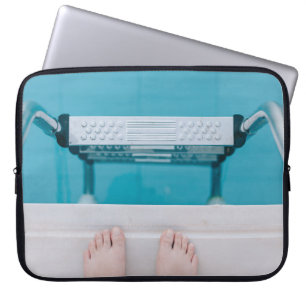 Housse Pour Ordinateur Portable Personne debout sur l'échelle de la piscine