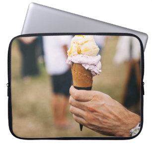 Housse Pour Ordinateur Portable Personne tenant de la crème glacée sur le cône