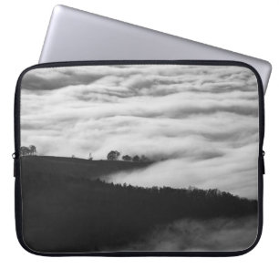 HOUSSE POUR ORDINATEUR PORTABLE PHOTO DE MONTAGNE ENTOURÉE D'UNE MER DE NUAGES