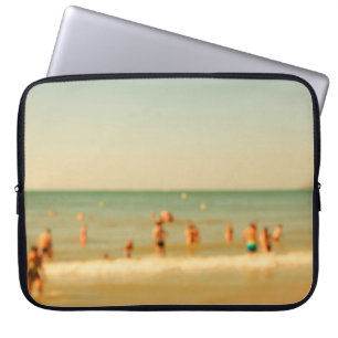 Housse Pour Ordinateur Portable Photo de plage floue avec bokeh. Les gens se relax
