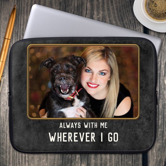 Housse Pour Ordinateur Portable Photo personnalisée Famille d'animaux de compagnie (Laptop sleeve featuring a dark faux leather design with your own custom photo)