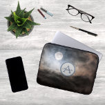 Housse Pour Ordinateur Portable Photo pleine lune avec monogramme et nom<br><div class="desc">Un monogramme et un nametag modernes sur une photo d'une pleine lune avec ciel nuageux sur une manche d'ordinateur portable.</div>