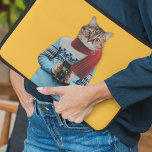 Housse Pour Ordinateur Portable Photographe de chat en Vintage Sweater Quirky<br><div class="desc">Gardez votre ordinateur en sécurité avec style grâce à cette pochette d'ordinateur amusante et décalée. Il présente une illustration de collage photo d'un chat habillé d'un pull de style rétro et tenant une caméra vintage.</div>