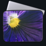 Housse Pour Ordinateur Portable Photographie de macro violet pansy élégante<br><div class="desc">Manche portable moderne et élégant avec une photo macro originale d'une belle fleur violette et jaune de pansement</div>