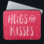 Housse Pour Ordinateur Portable Pink Hubs et Kisses | Coeurs | Saint Valentin<br><div class="desc">Coeurs épars contre un arrière - plan rose avec les mots "Hugs and Kisses". C'est parfait pour la Saint-Valentin ou juste pour donner à ceux que vous aimez. ©Bois de rose et agrumes</div>