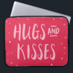 Housse Pour Ordinateur Portable Pink Hubs et Kisses | Coeurs | Saint Valentin<br><div class="desc">Coeurs épars contre un arrière - plan rose avec les mots "Hugs and Kisses". C'est parfait pour la Saint-Valentin ou juste pour donner à ceux que vous aimez. ©Bois de rose et agrumes</div>