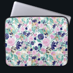 Housse Pour Ordinateur Portable Pink Navy Blue Gold<br><div class="desc">his elegant and pretty designs depicts-hand-painted blush pink, navy blue, and seafoam green watercolor flowers and leaves witfaux printed gold foil floral silhouettes on top of a white background. C'est moderne, girly, feminine, country, et original. Stylize with this hand-painted design done by the artist of La Femme, Rachel Matheney. ***NOTE...</div>