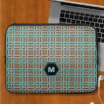 Housse Pour Ordinateur Portable Points géométriques et Monogramme Carré<br><div class="desc">Cette pochette pour ordinateur portable est disponible dans une variété de tailles et de styles pour les appareils électroniques. Sélectionnez le vôtre dans le menu déroulant. Créé avec un joli motif géométrique de points et de carrés dans des couleurs sobres et des contrastes noirs et prêt pour votre propre monogramme....</div>
