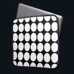 Housse Pour Ordinateur Portable Pois blancs sur noir<br><div class="desc">Des pois blancs gras sur un arrière - plan noir forment un motif géométrique distinctif. numériquement créé une image. Copyright © 2013 Claire E. Skinner. Tous droits réservés.</div>