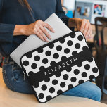Housse Pour Ordinateur Portable Pois noirs et blancs, pointillés, Votre nom<br><div class="desc">Joli,  amusant et adorable motif poka point en noir et blanc. Un cadeau moderne et tendance,  parfait pour l'amant pois dans votre vie. Personnalisez en ajoutant votre nom,  votre pseudonyme,  votre monogramme ou vos initiales.</div>