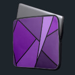 Housse Pour Ordinateur Portable Polygones violets Abstraits<br><div class="desc">Inspiré par le vitrail, ce design géométrique élégant contient des polygones dans différentes nuances de violet, encadrés en noir. Un triangle de lavande s'élance de la partie supérieure droite avec un ensemble de quadrangles violets progressivement plus foncés et d'autres formes qui s'enroulent autour de lui de la lumière à l'obscurité....</div>