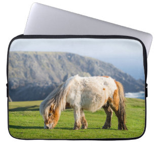 Housse Pour Ordinateur Portable Poney Shetland dans un pâturage près de hautes fal