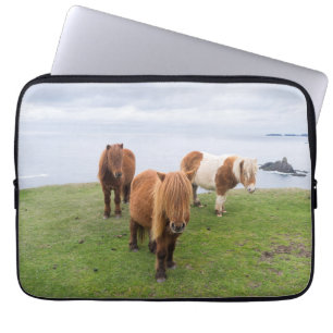 Housse Pour Ordinateur Portable Poney Shetland dans un pâturage près de hautes fal