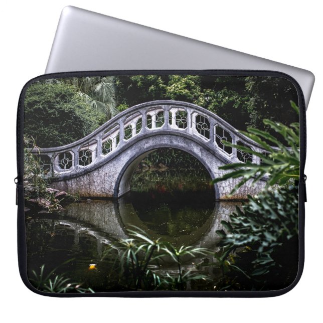 HOUSSE POUR ORDINATEUR PORTABLE PONT BLANC ENTOURÉ D'ARBRES (Devant)