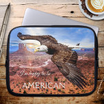 Housse Pour Ordinateur Portable Portable Bald Eagle Monument Valley<br><div class="desc">Manche d'ordinateur portable avec l'image d'un aigle chauve volant au-dessus de Monument Valley au lever du soleil,  avec vos textes personnalisés (facultatif).</div>
