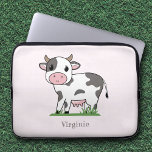 Housse Pour Ordinateur Portable Portable rose Vache mignon<br><div class="desc">Un amusant Manche Portable Rose pour votre ordinateur avec une jolie vache sur l'herbe et un prénom personnalisable. Cela pourrait être un grand cadeau pour un fermier,  un vétérinaire ou un amoureux des animaux de Kawaii ! Ajoutez simplement le nom de votre ami et offrez-le !</div>