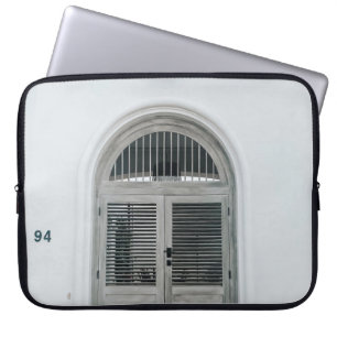 HOUSSE POUR ORDINATEUR PORTABLE PORTE EN BOIS GRIS FERMÉE SOUS LA LUMIÈRE NOIRE