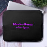 Housse Pour Ordinateur Portable Professionnel Simple Moderne Neon Violet Noir<br><div class="desc">Miniature minimaliste Nettoyer Soli Couleur Noir Arrière - plan et Neon Purple sac de l'ordinateur portable de police moderne. Personnalisez pour votre usage personnalisé. Cliquez sur le bouton "Customiser" pour modifier la couleur de l'arrière - plan, les styles de police et la couleur de police. Design classique | Produit élégant...</div>