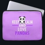Housse Pour Ordinateur Portable Restez au calme et aimez les pandas<br><div class="desc">Restez calme et aimez les pandas. Un bel ours panda violet si vous aimez les adorables bébés animaux au zoo ou en safari.</div>