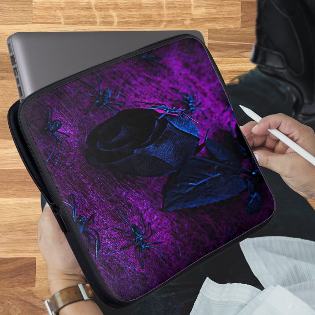 Housse Pour Ordinateur Portable Rose éffrayant en matière noire, araignées noires (Spooky Black Material Rose, Black Spiders Laptop Sleeve)