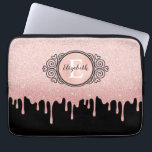 Housse Pour Ordinateur Portable Rose noir fille Parties scintillant d'or  Monogram<br><div class="desc">Une parties scintillant en or noir et rose porte un manche portable avec un élégant monogramme de défilement. Personnalisez-le pour vous-même ou pour un cadeau ! Conçu pour vous par Blackberry Boulevard.</div>