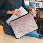 Housse Pour Ordinateur Portable Rose personnalisé Parties scintillant or rose pâle<br><div class="desc">Belle parties scintillant contemporaine en gris, mauve taupe, blanc et rose en métal look motif. Avec place pour customiser ou personnaliser avec nom, monogramme ou initiales de votre choix. Design hipster original, branché, moderne et fantaisiste pour l'élégante fashionista artistique ou l'art de la mode diva, branché, style d'art rétro vintage...</div>