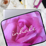 Housse Pour Ordinateur Portable Rose Rose Chaud Photo Inhale Citation Moderne Simp<br><div class="desc">Une photo de fond d'une rose violet-rose vif donne envie de "s'arrêter et sentir les fleurs". Détendez-vous et respirez la beauté de cette photographie chaque fois que vous utilisez cette étonnante pochette d'ordinateur portable en néoprène photographie. Cette pochette pour ordinateur portable est disponible en trois tailles : 15", 13" et...</div>