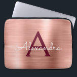 Housse Pour Ordinateur Portable Rose Rose Or Bourgogne acier inoxydable Monogramme<br><div class="desc">Pink et or Rose - Or Bourgogne Or Faux Acier Inoxydable Métallic Foil Élégant Monogramme Sleeve. Cette manche peut être customisée pour inclure votre nom initial et prénom.</div>